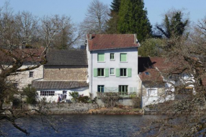 Гостиница Chambres d'Hôtes L'Hirondelle du Lac  Пейра-Ле-Шато